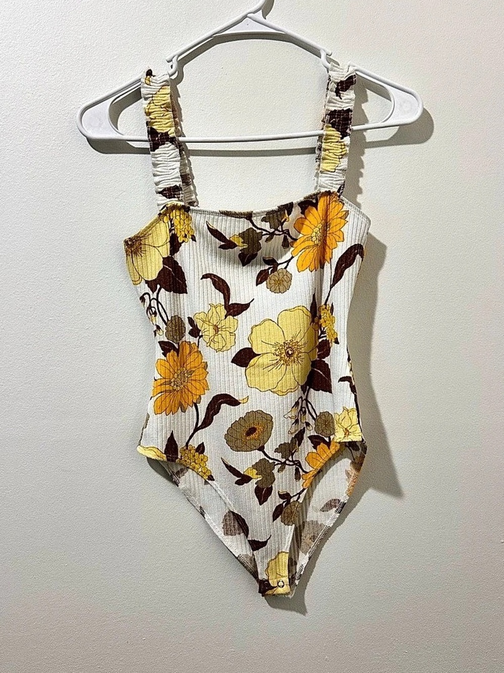 Forever 21 Floral bodysuit in White & Yellow Size Medium